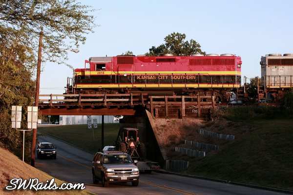 KCS 2818 in Belle colors at Rosenberg, TX on 8/4/11
