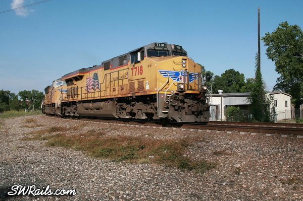 Union Pacific 7718 leads the QEWWC train in Houston, July 17, 2011