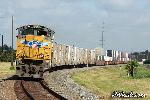 Union Pacific SD70ACe 8492 leads a ZLCAT at Stafford TX