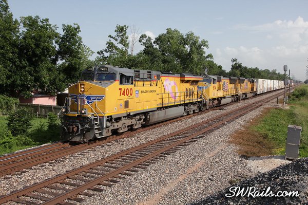 UP 7400, the Komen "pink ribbon" unit leads ZLCAT train at Houston, TX