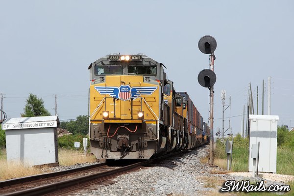 UP SD70ACe 8365 at Missouri City TX with an IHOSA intermodal train.