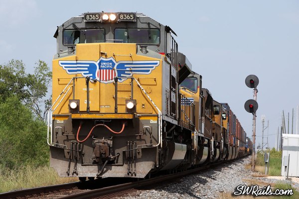 UP SD70ACe 8365 at Missouri City TX with an IHOSA intermodal train.