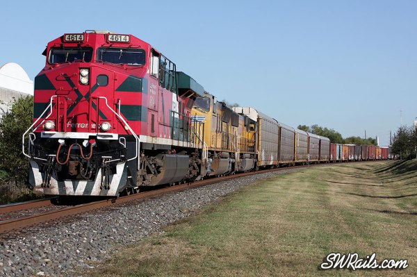 FXE 4614 leads UP freight train MEWEG into Sugar Land, TX on 11/24/12