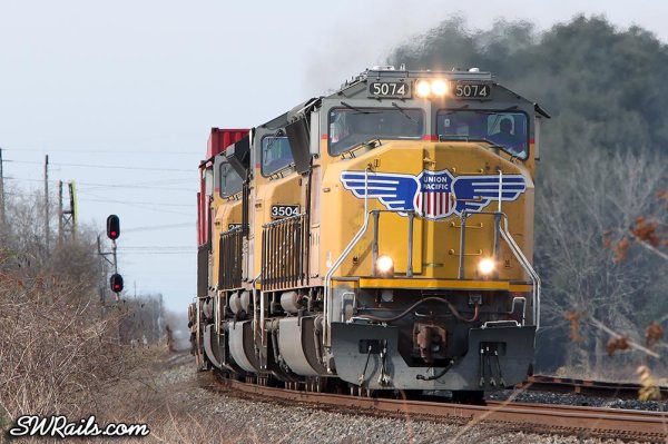 UP SD70M 5074 on an ILBEW train at Sugar Land TX