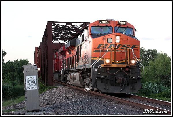 BNSF ES44DC 7909 at Richmond TX Brazos River bridge
